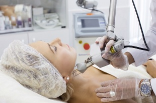 Kosmetologoak azala gaztetzen du laserrarekin