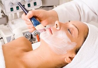 peeling kimikoa aurpegiko azala gaztetzeko modu gisa
